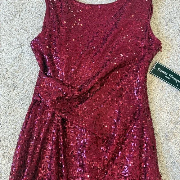 Elegant Sequin Dress in Deep Red - Picture 3 of 9